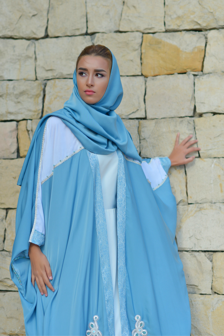 Vue de face de l'Abaya Kimono Cape Blue Tamuda avec détails brodés