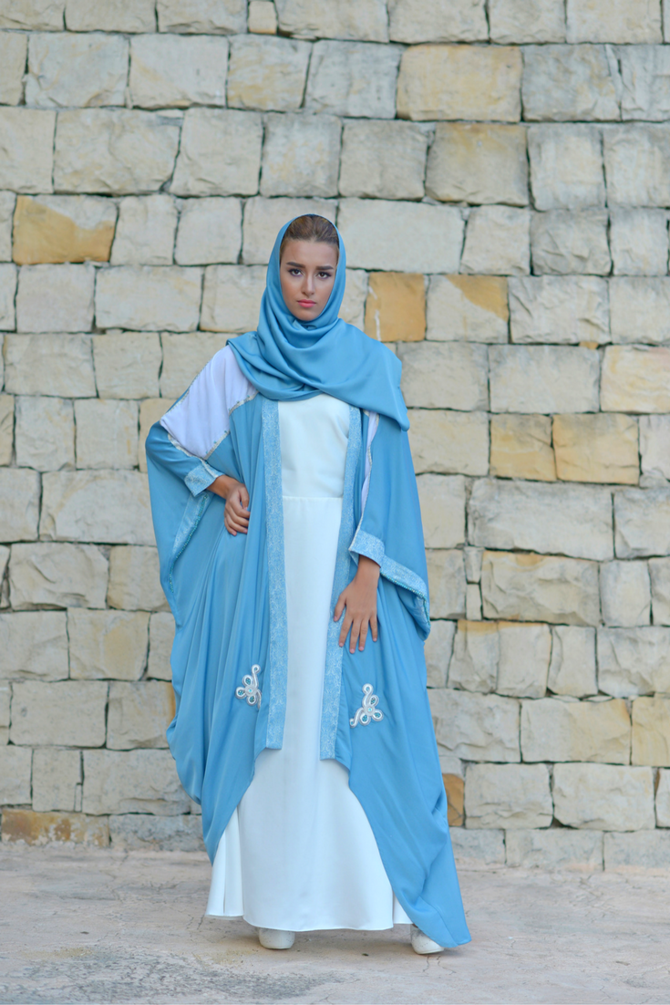 Abaya Kimono Cape Blue Tamuda portée avec élégance