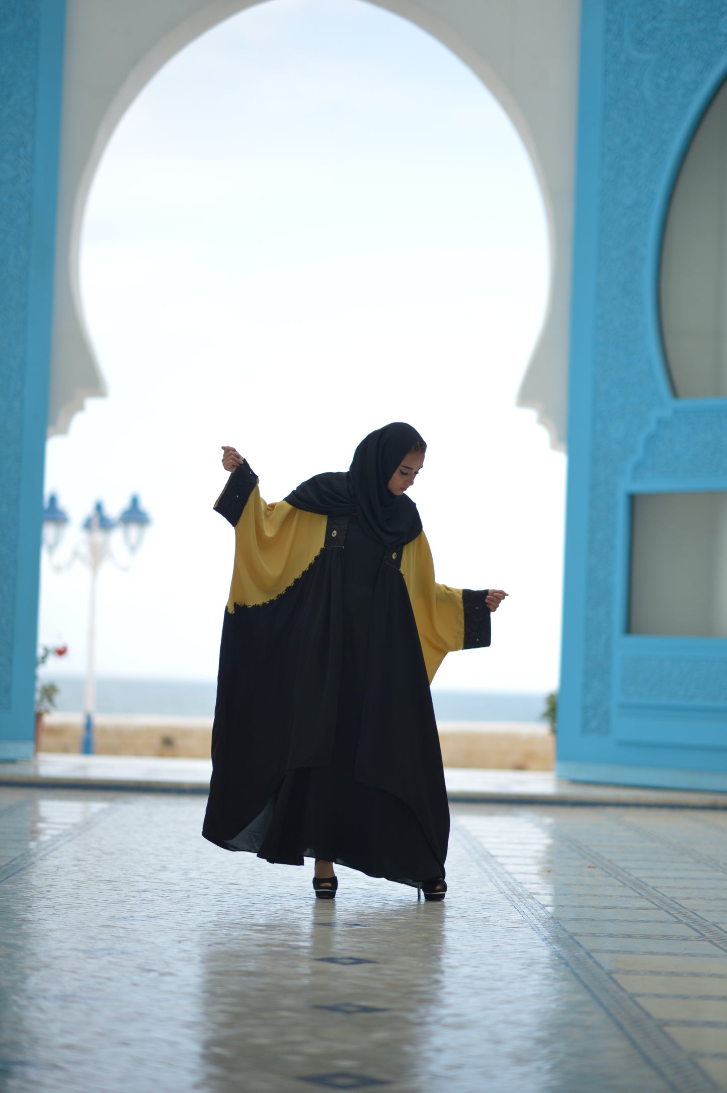Portrait de la robe noire Humeyrah avec châle et accents dorés