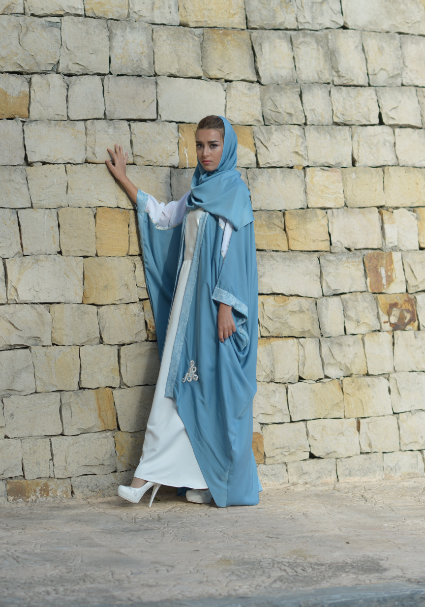 Modèle présentant la Abaya Cape Blue Tamuda côté