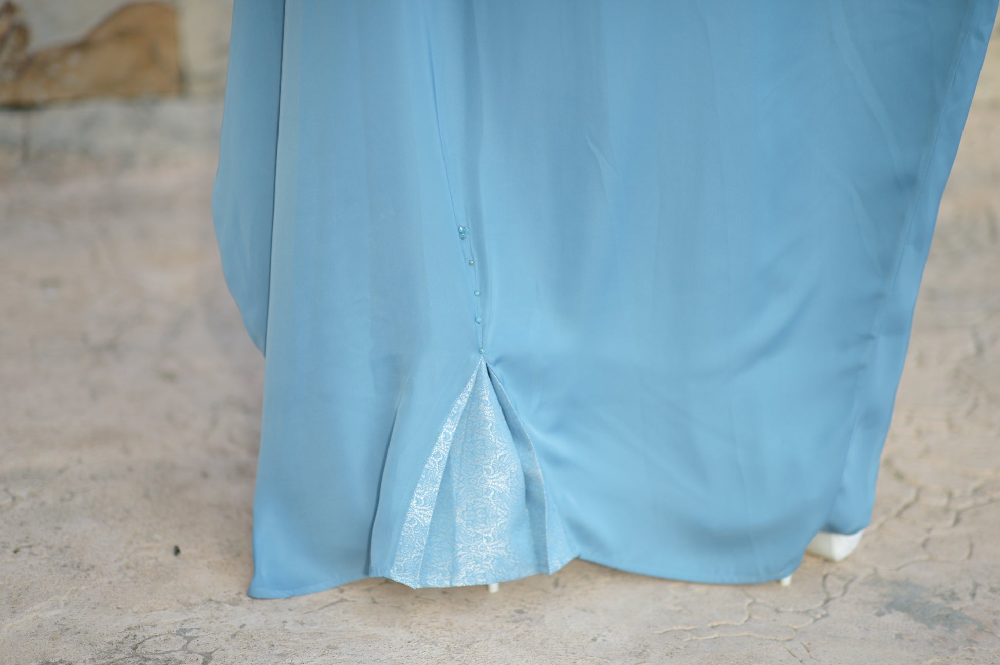 Détail du tissu et de la broderie de la Abaya Kimono Cape Blue Tamuda