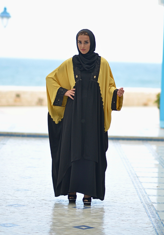 Robe Humeyrah noire avec détails dorés et châle assorti